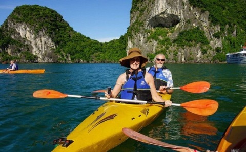 cheo thuyen kayak - tour du lich ha long